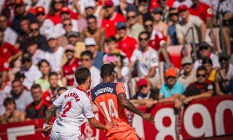 4-1爆冷夜！巴萨点球踢飞送皇马登顶，拉什福德西甲首球难救主