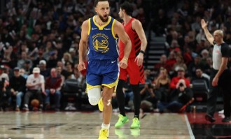 库里三分19中12空砍48分 勇士不敌开拓者2连败